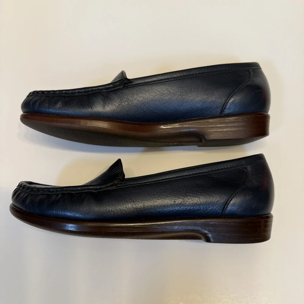 SAS Simplify  Navy Womens Size‎ 6N Navy Leather, difficult to find size!